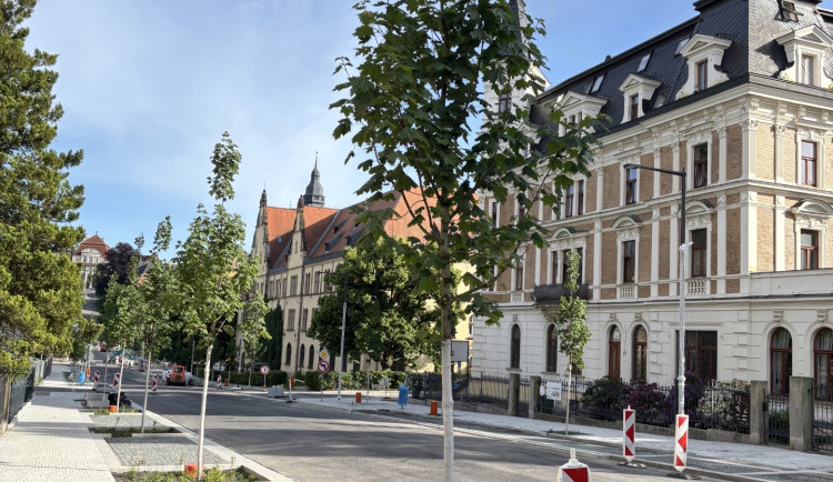Rekonstrukce Vítězné finišuje, kvůli pokládce finálního asfaltu je znovu pro dopravu uzavřena