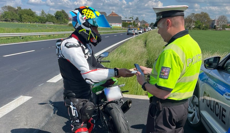 Policie se v neděli zaměřila na motorkáře. Jeden se řítil mimo obec rychlostí 128 km/h