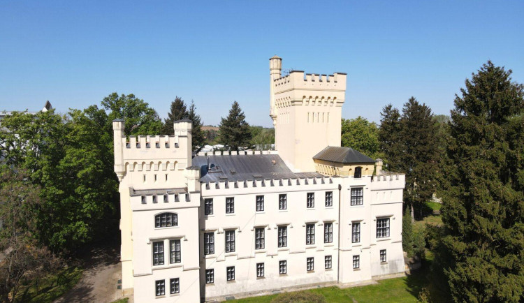 Kraj prodává zámek ve Skřivanech za 20 milionů. Nový kupec ho zpřístupní