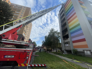 Evakuace ve vyváděcích maskách. V Olomouci hořel byt v paneláku