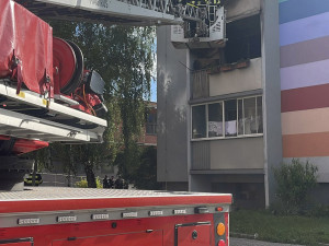 Evakuace ve vyváděcích maskách. V Olomouci hořel byt v paneláku