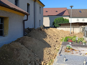 Dělníci při opravách hřbitova na Šumpersku vykopali lidské kosti. Pietu dodržíme, ubezpečuje firma