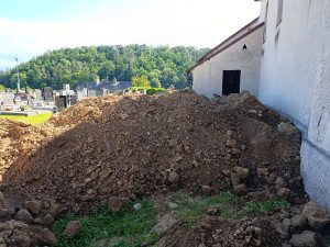 Dělníci při opravách hřbitova na Šumpersku vykopali lidské kosti. Pietu dodržíme, ubezpečuje firma