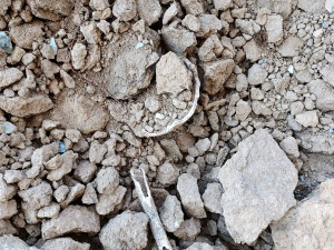 Dělníci při opravách hřbitova na Šumpersku vykopali lidské kosti. Pietu dodržíme, ubezpečuje firma