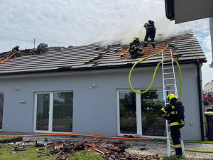 Plameny poničily střechu i fotovoltaiku. V Lutíně hořel rodinný dům