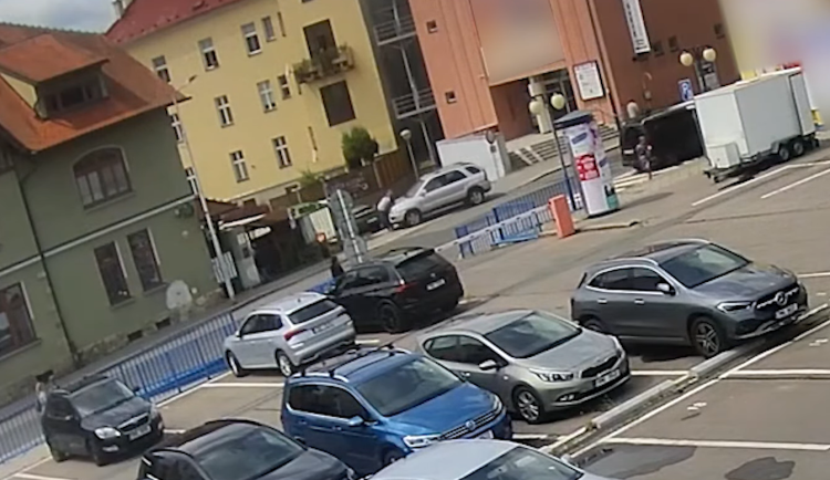 V Šumperku najel na bratra autem a mlátil ho holí, kvůli majetku. U soudu čelí pokusu o vraždu