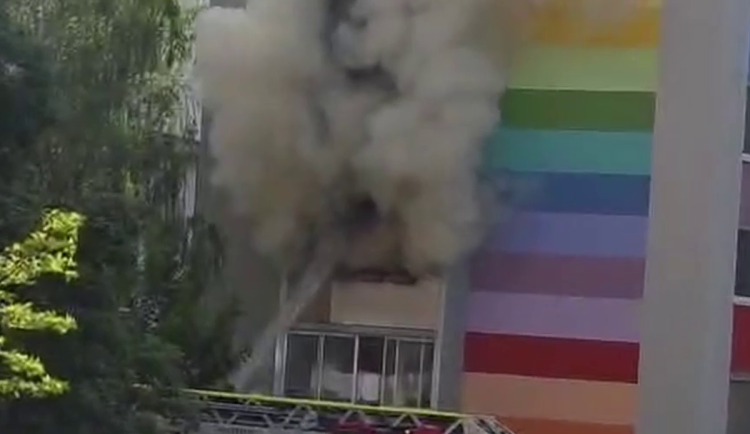 VIDEO: Baterie elektrokola vzplála při nabíjení. Na sídlišti v Olomouci vyhořel byt
