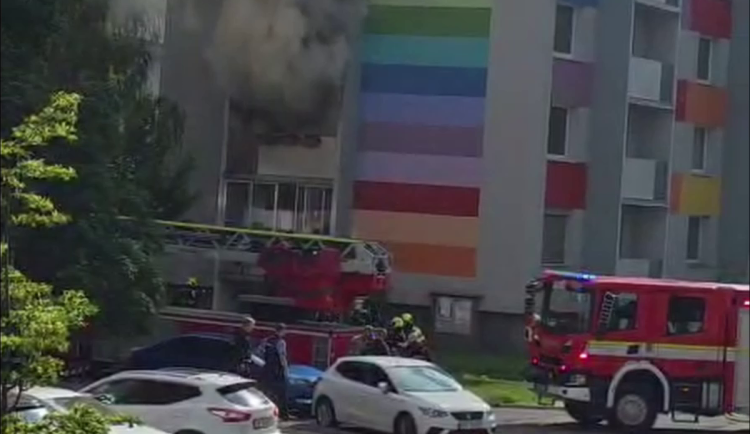 VIDEO: Baterie elektrokola vzplála při nabíjení. Na sídlišti v Olomouci vyhořel byt