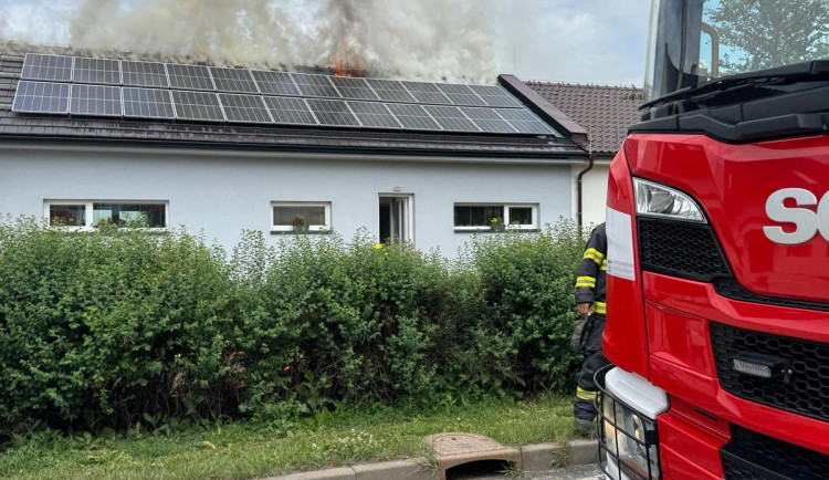 Plameny poničily střechu i fotovoltaiku. V Lutíně hořel rodinný dům