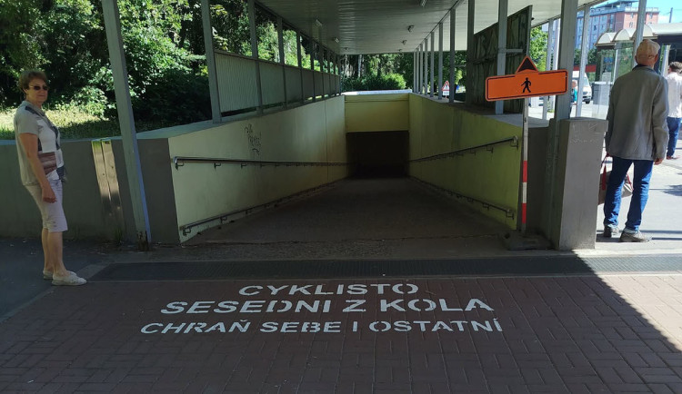 Nebezpeční cyklisté v podchodech? Nové nápisy v Olomouci rozvířily debatu