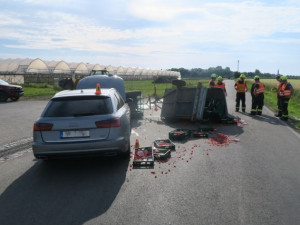 Osobák na Prostějovsku napálil do traktoru. Tři sta kilo jahod a malin se rozsypalo po celé silnici