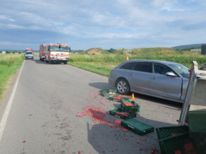 Osobák na Prostějovsku napálil do traktoru. Tři sta kilo jahod a malin se rozsypalo po celé silnici