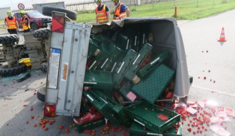 Osobák na Prostějovsku napálil do traktoru. Tři sta kilo jahod a malin se rozsypalo po celé silnici