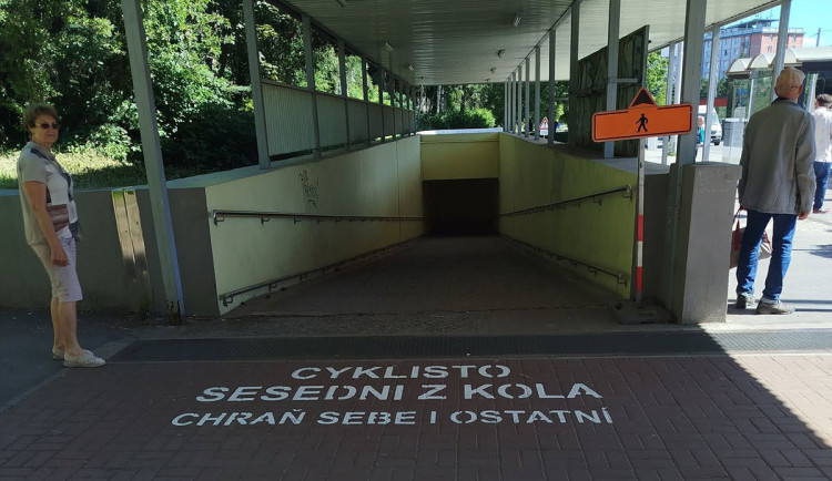 Nebezpeční cyklisté v podchodech? Nové nápisy v Olomouci rozvířily debatu