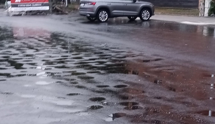 Pojďte hrát kuličky. Oprava asfaltu u tržnice v Olomouci se nepovedla, město už řeší nápravu