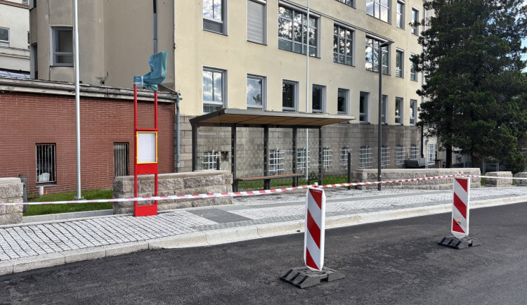 Autobusová zastávka u nemocnice stále neslouží cestujícím. Čeká se na kolaudaci