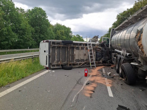 Dálnici D35 u Loštic uzavřela nehoda. Ve směru na Olomouc se srazily cisterna s dodávkou