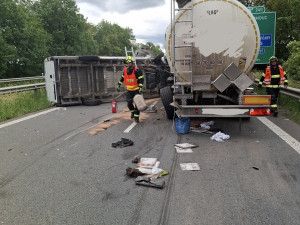 Dálnici D35 u Loštic uzavřela nehoda. Ve směru na Olomouc se srazily cisterna s dodávkou