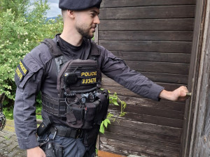 Tříměsíční policejní štěně poprvé v akci. Strážci zákona kontrolovali na Šumpersku chaty a chalupy
