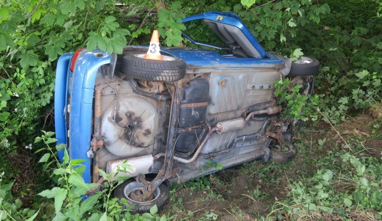 Auto převrácené v příkopu, srna nikde. Osmnáctiletý mladík na Šumpersku vyletěl ze silnice