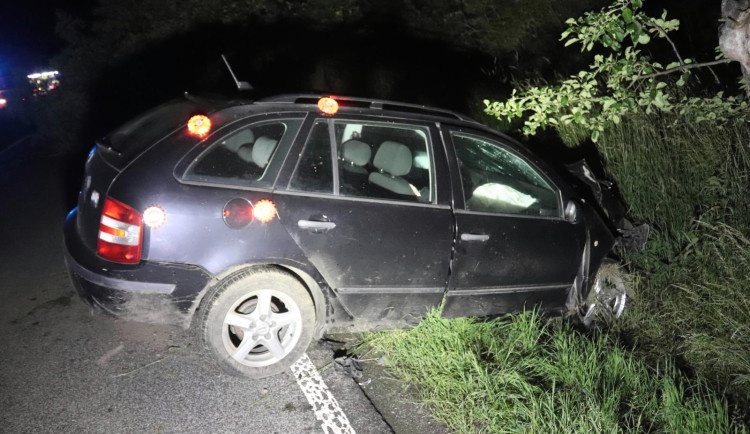 Fakt smůla. Opilý mladík se chtěl po havárii vyhnout setkání s policisty, jenže si je omylem stopnul