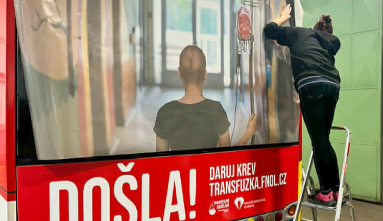 Prázdný vak na krev a dítě s rakovinu. Fakultní nemocnice spouští emotivní dárcovskou kampaň