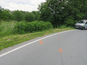 Auto převrácené v příkopu, srna nikde. Osmnáctiletý mladík na Šumpersku vyletěl ze silnice