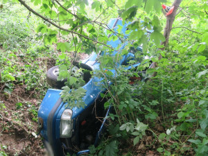 Auto převrácené v příkopu, srna nikde. Osmnáctiletý mladík na Šumpersku vyletěl ze silnice