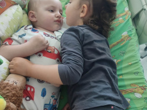 Dvouletý Kristiánek z Prostějova vdechnul hrušku a bojuje o život. S drahou léčbou pomáhá sbírka