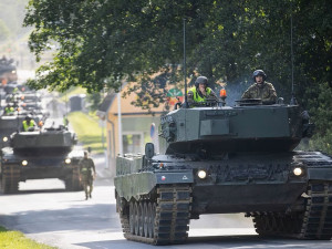 Tanky ovládly D35 u Olomouce. Někteří řidiči porušili předpisy a obrněná monstra si za jízdy natáčeli
