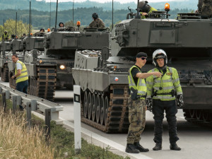 Tanky ovládly D35 u Olomouce. Někteří řidiči porušili předpisy a obrněná monstra si za jízdy natáčeli