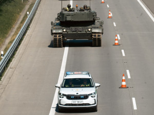 Tanky ovládly D35 u Olomouce. Někteří řidiči porušili předpisy a obrněná monstra si za jízdy natáčeli