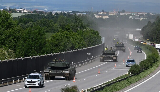 Tanky ovládly D35 u Olomouce. Někteří řidiči porušili předpisy a obrněná monstra si za jízdy natáčeli