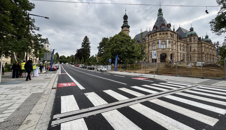 Vítězná ulice v Liberci je průjezdná bez omezení, práce především na přilehlém parku pokračují