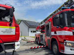 Plameny poničily střechu i fotovoltaiku. V Lutíně hořel rodinný dům