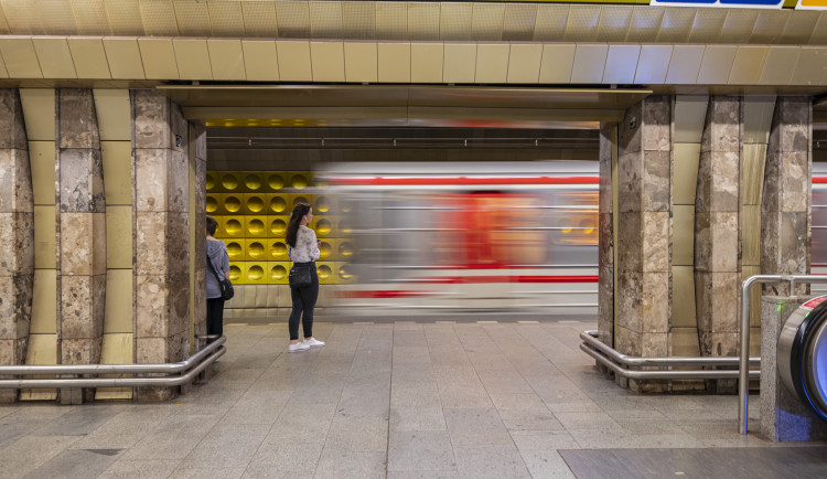 Muž napadl v metru seniorku, chtěl jí ukrást batoh