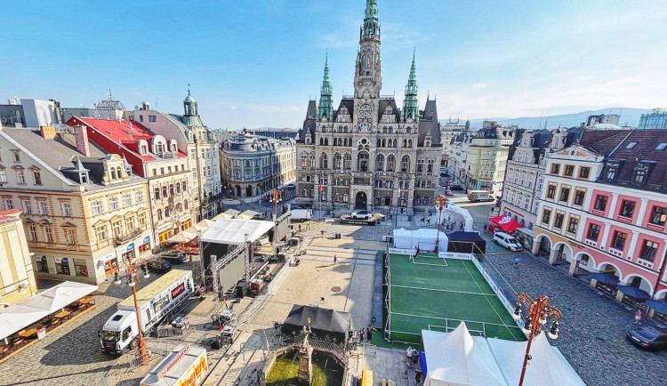 Před radnicí má dnes prim fotbal. Utkání dětí a přímý přenos z MS doplní koncerty a laser show