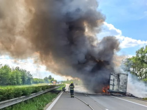 Dálnici D35 u Přáslavic na Olomoucku uzavřel požár kamionu
