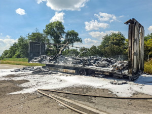 Dálnici D35 u Přáslavic na Olomoucku uzavřel požár kamionu