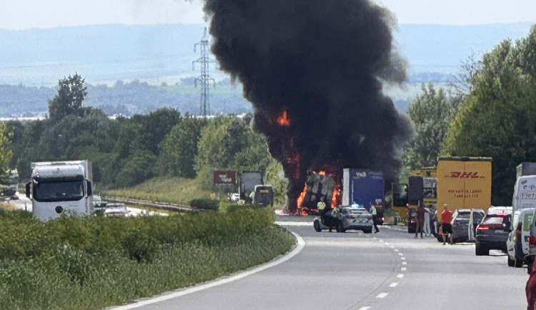 Dálnice D35 u Přáslavic na Olomoucku uzavřel v obou směrech požár kamionu