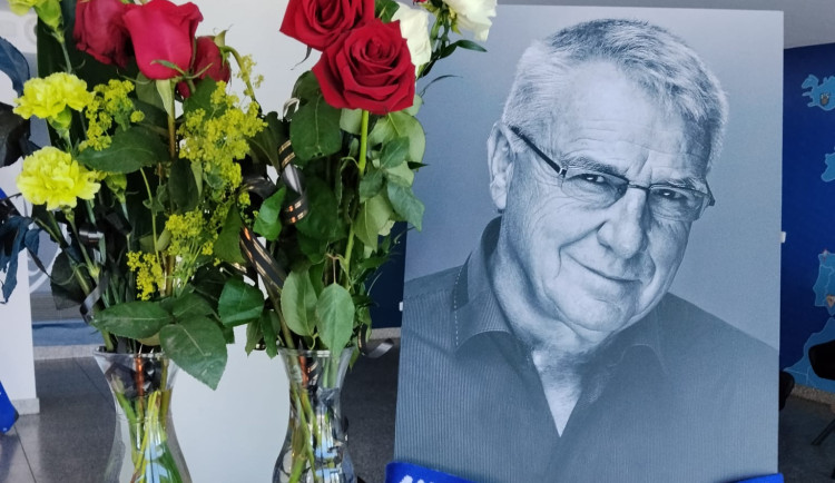 Nezapomeneme, Johne. Fanoušci i fotbalisté se v Olomouci rozloučili s trenérem Uličným