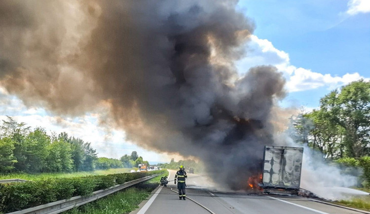 Požár kamionu na dálnici D35 u Olomouce