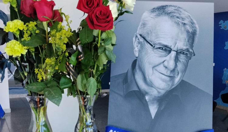 Nezapomeneme, Johne. Fanoušci i fotbalisté se v Olomouci rozloučili s trenérem Uličným