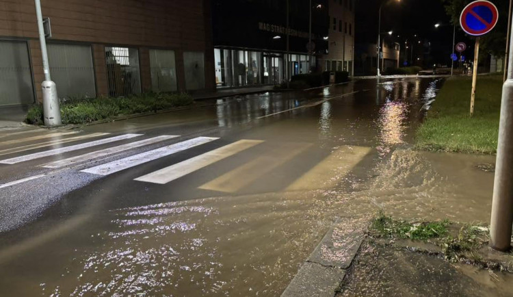 Záplava před magistrátem. Po havárii se velká část Olomouce ocitla bez vody