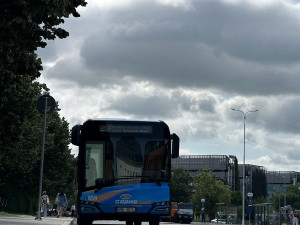 Důlkovaný asfalt vzbudil v Olomouci posměch i hněv. Novou silnici čeká odfrézování