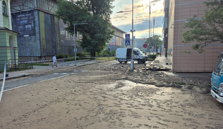 Záplava před magistrátem. Po havárii se velká část Olomouce ocitla bez vody