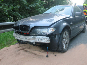 Mladík neudržel BMW na silnici, po havárii na Šumpersku vezli spolujezdkyni do nemocnice