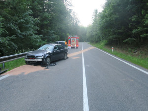 Mladík neudržel BMW na silnici, po havárii na Šumpersku vezli spolujezdkyni do nemocnice