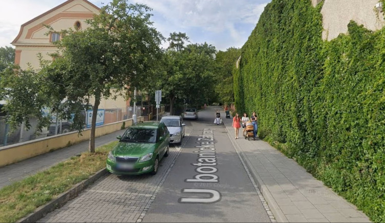 Dezorientovaná seniorka bloudila po Olomouci. Pomohla jí až žena, která přivolala strážníky