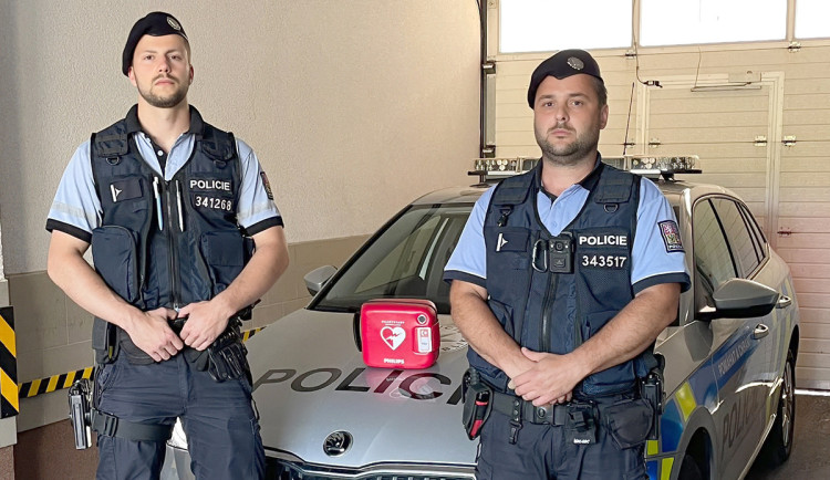 Do tří minut u kolapsu. Policisté s defibrilátorem zachránili 77letého cyklistu